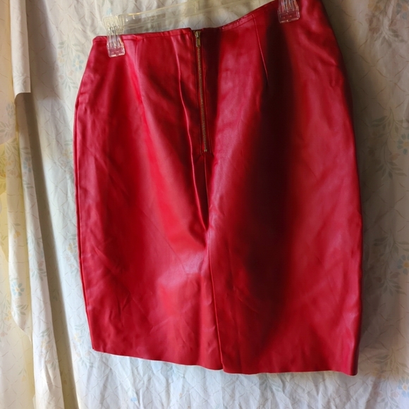 🌺Faux Leather Skirt Red Zipper on Back Size Large NWOT - Picture 6 of 11